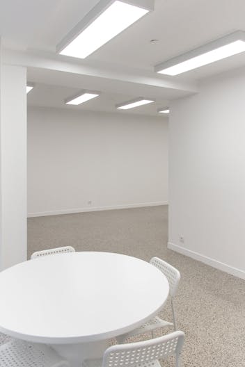 Bright and large boutique in le Haut-Marais - Image 4