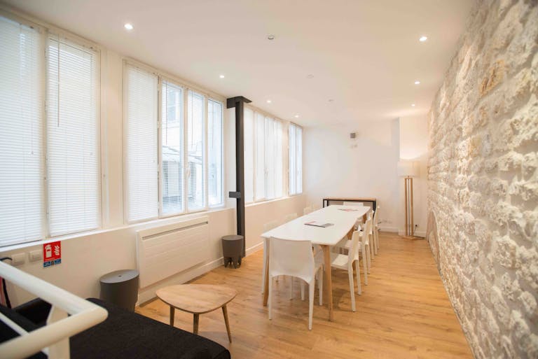 Modern Showroom in Palais Royal - Image 4