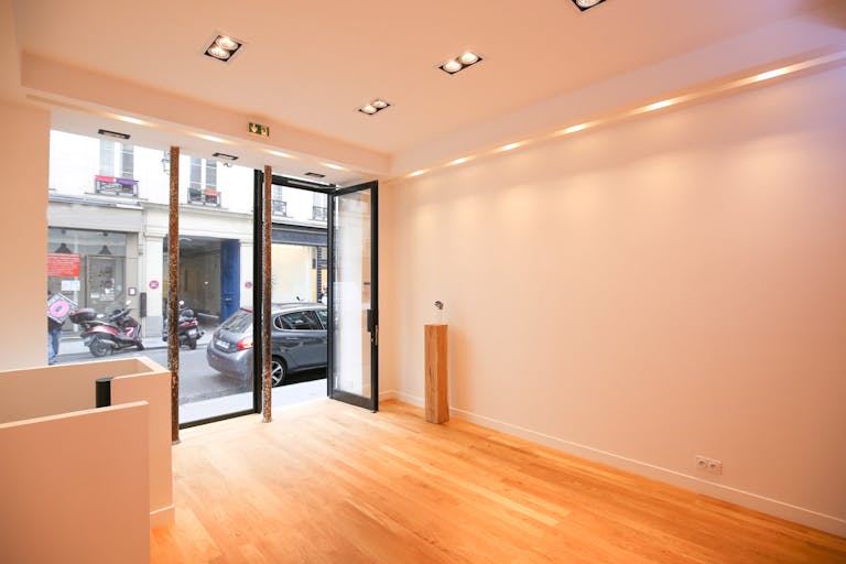 Pop-Up Boutique Near République - Image 2