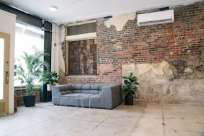 Echo Park Retail Space with High Street Visibility and Photo Studio - Image 2