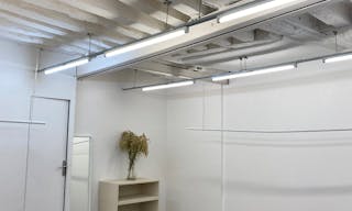 Minimal Boutique Space in Haut Marais - Image 3