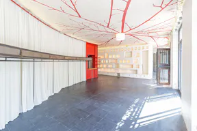 Pop-Up Shop in Trendy Le Marais - Image 1
