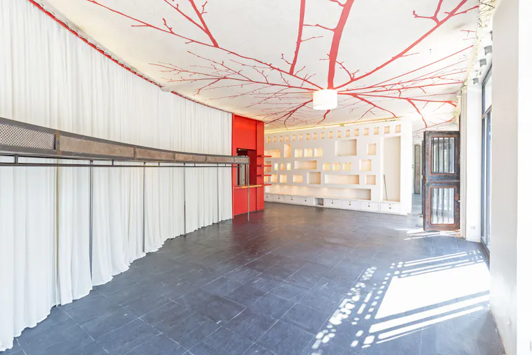 Pop-Up Shop in Trendy Le Marais - Image 1