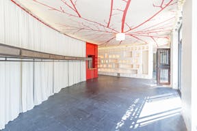 Pop-Up Shop in Trendy Le Marais - Image 1