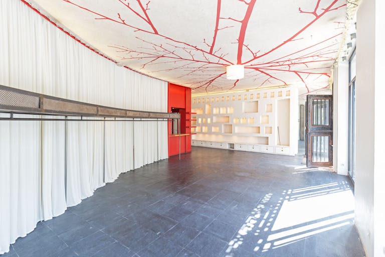 Pop-Up Shop in Trendy Le Marais - Image 1