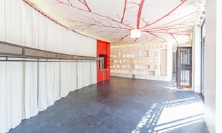 Pop-Up Shop in Trendy Le Marais - Image 1