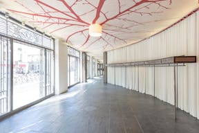 Pop-Up Shop in Trendy Le Marais - Image 2