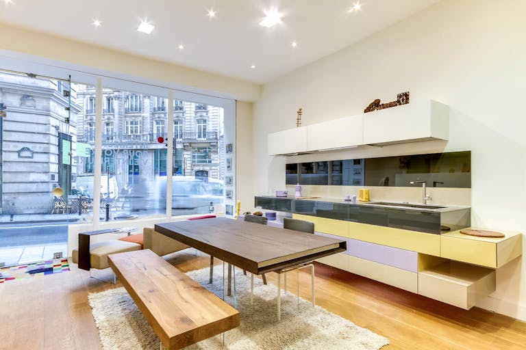 Bright Pop-Up Shop in Sentier - Image 0