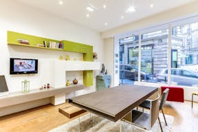 Bright Pop-Up Shop in Sentier - Image 1