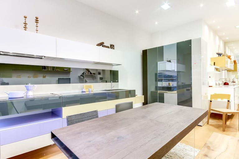 Bright Pop-Up Shop in Sentier - Image 2