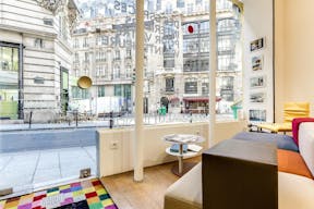 Bright Pop-Up Shop in Sentier - Image 3