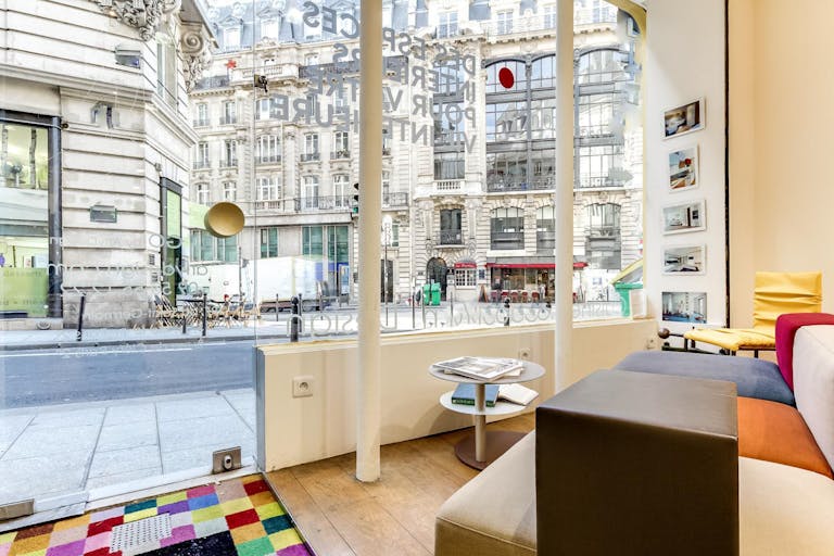 Bright Pop-Up Shop in Sentier - Image 3