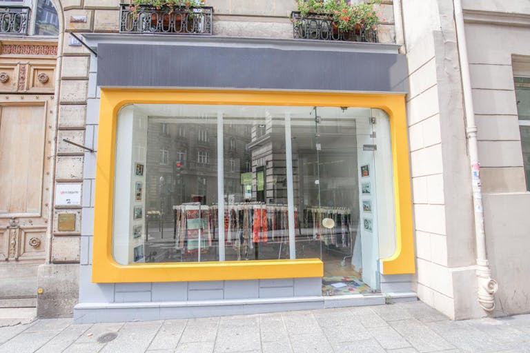 Bright Pop-Up Shop in Sentier - Image 4