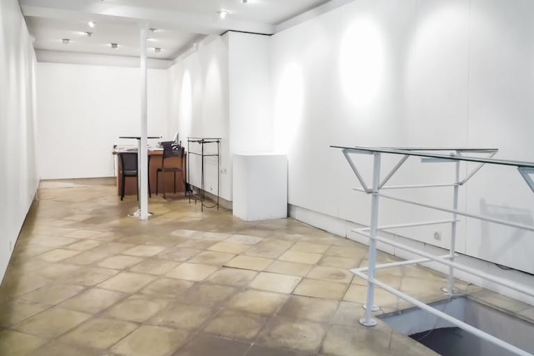Characterful Showroom in Le Marais - Image 1