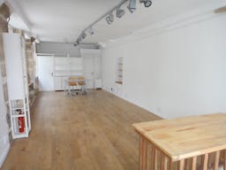 Rustic Pop-up Store in Le Marais - Image 2