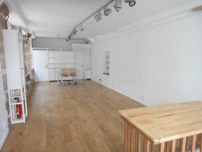 Rustic Pop-up Store in Le Marais - Image 2