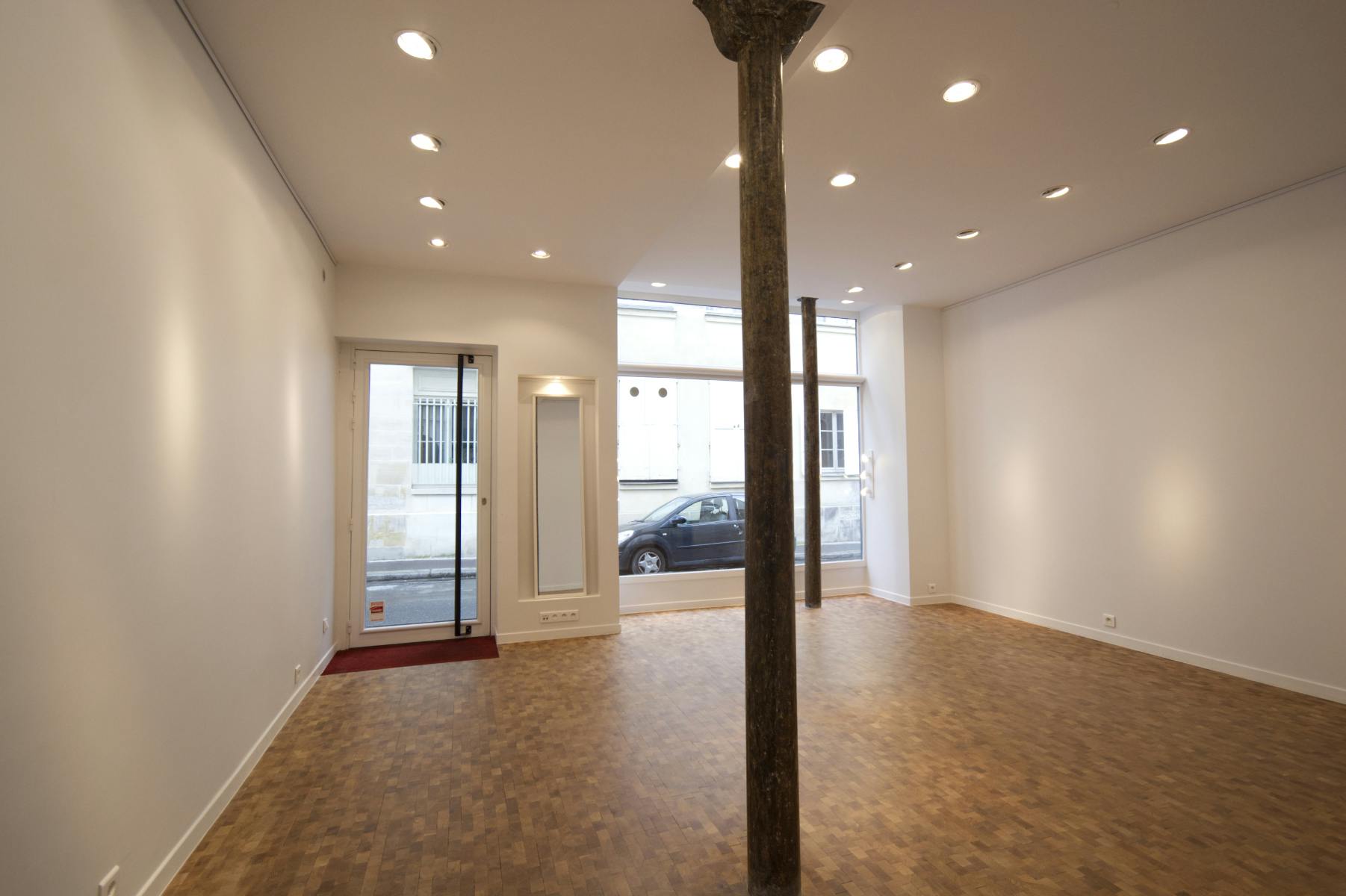 Modern 37 sqm Gallery and Showroom in Le Marais