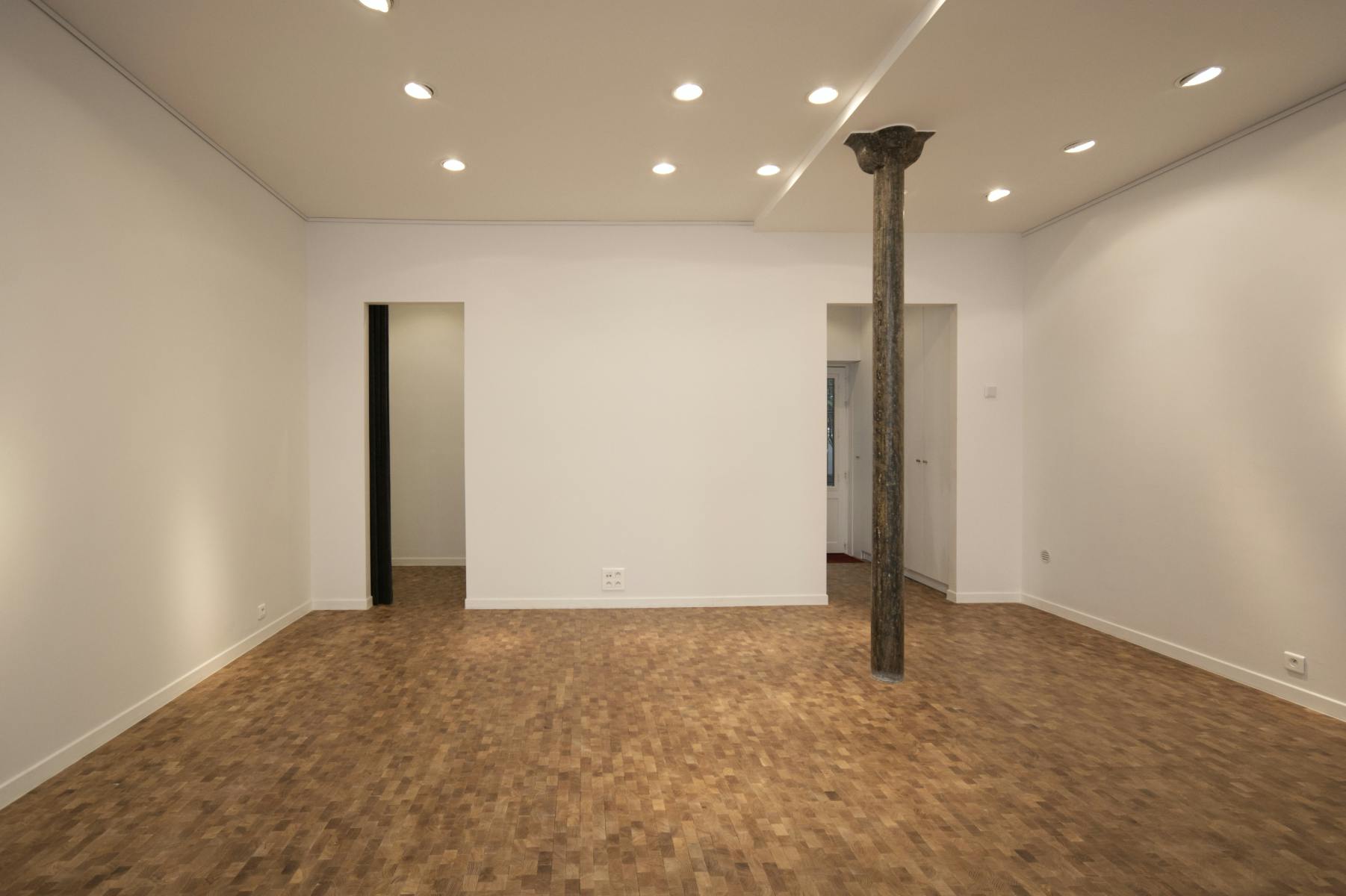 Modern 37 sqm Gallery and Showroom in Le Marais