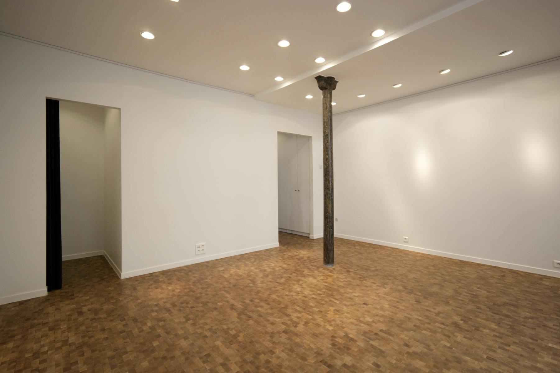 Modern 37 sqm Gallery and Showroom in Le Marais