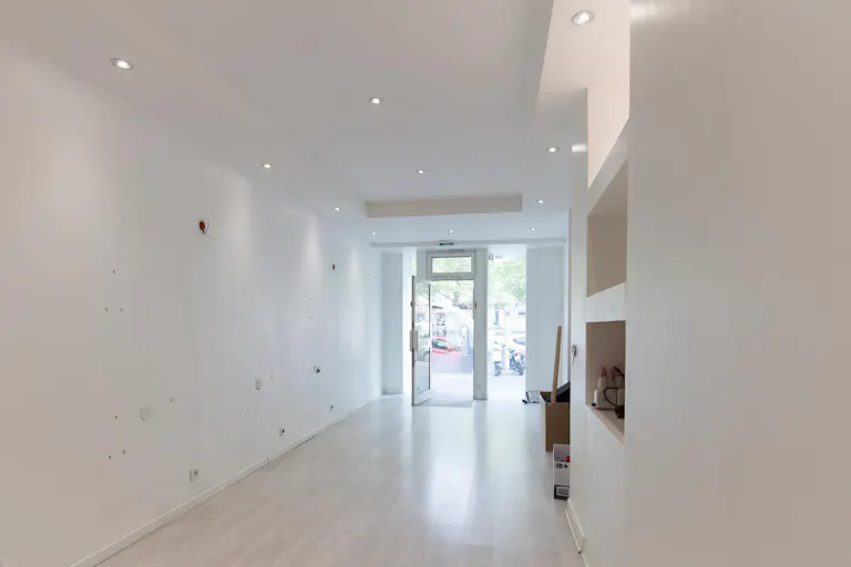 Minimal Pop-Up Store in Challiot - Image 1