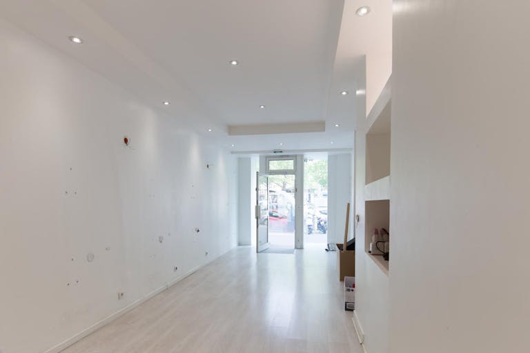 Minimal Pop-Up Store in Challiot - Image 1