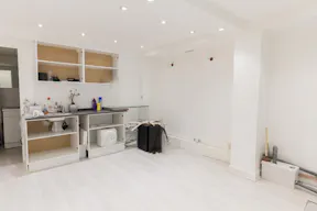 Minimal Pop-Up Store in Challiot - Image 2