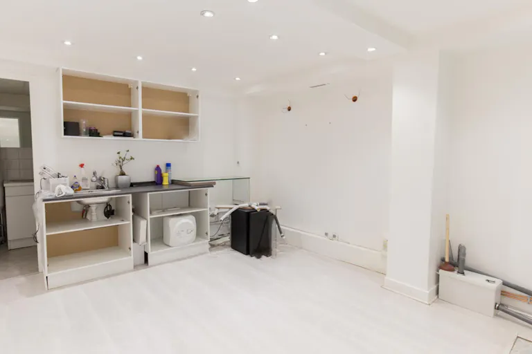 Minimal Pop-Up Store in Challiot - Image 2