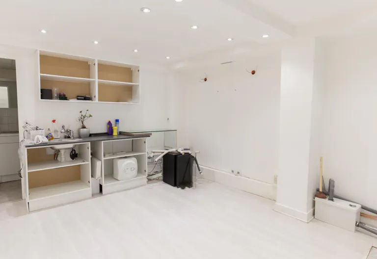 Minimal Pop-Up Store in Challiot - Image 2