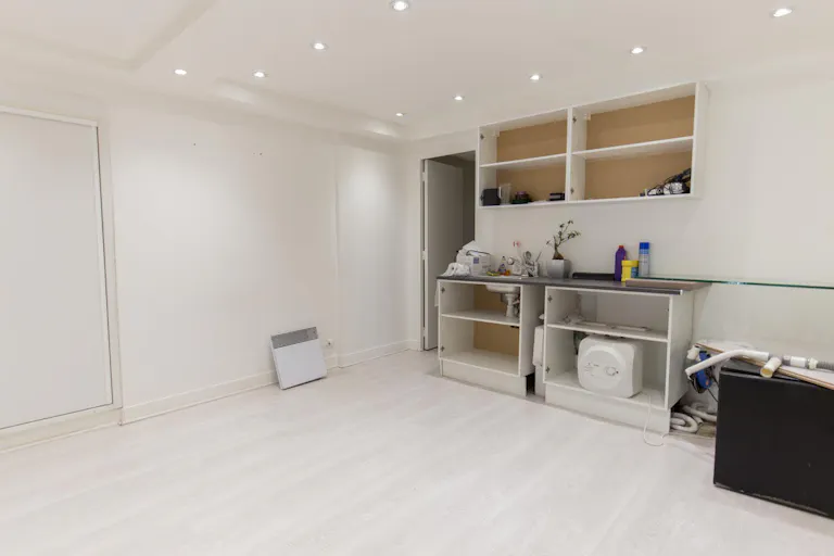 Minimal Pop-Up Store in Challiot - Image 3