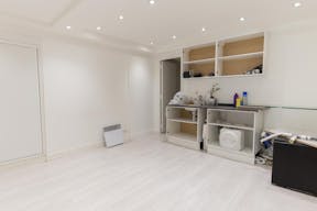 Minimal Pop-Up Store in Challiot - Image 3