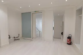 Minimal Pop-Up Store in Challiot - Image 4