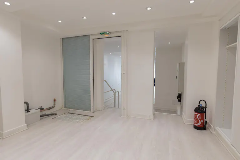 Minimal Pop-Up Store in Challiot - Image 4