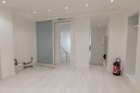 Minimal Pop-Up Store in Challiot - Image 4