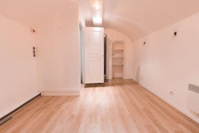 Minimal Pop-Up Store in Challiot - Image 5