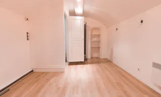 Minimal Pop-Up Store in Challiot - Image 5