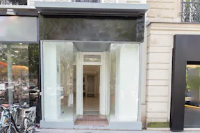 Minimal Pop-Up Store in Challiot - Image 6