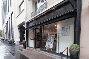 Characterful Showroom in the 8th district of Paris - Image 2