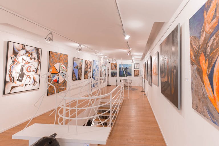 Characterful Showroom in the 8th district of Paris - Image 3