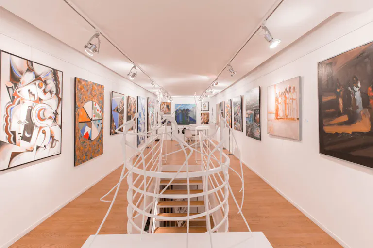 Characterful Showroom in the 8th district of Paris - Image 4