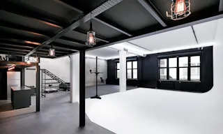 Incredible Showroom in Bastille - Image 0