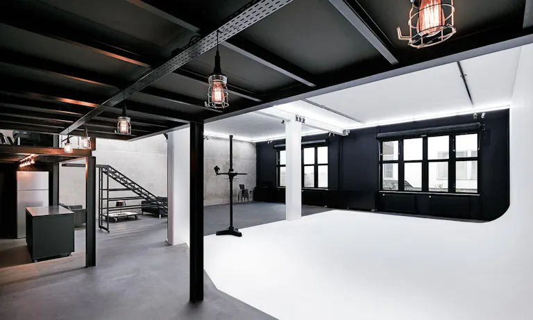 Incredible Showroom in Bastille - Image 0