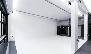 Incredible Showroom in Bastille - Image 2