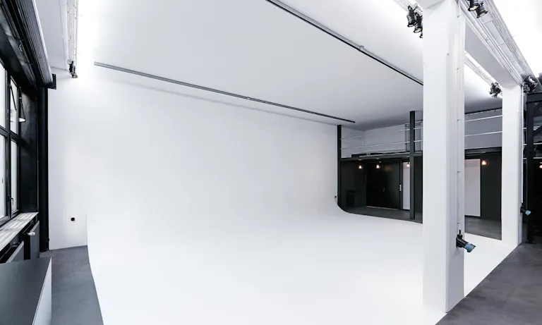 Incredible Showroom in Bastille - Image 2