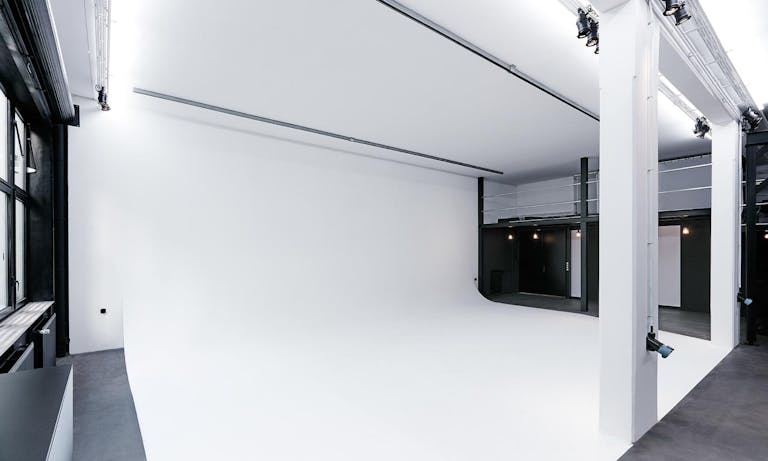 Incredible Showroom in Bastille - Image 2