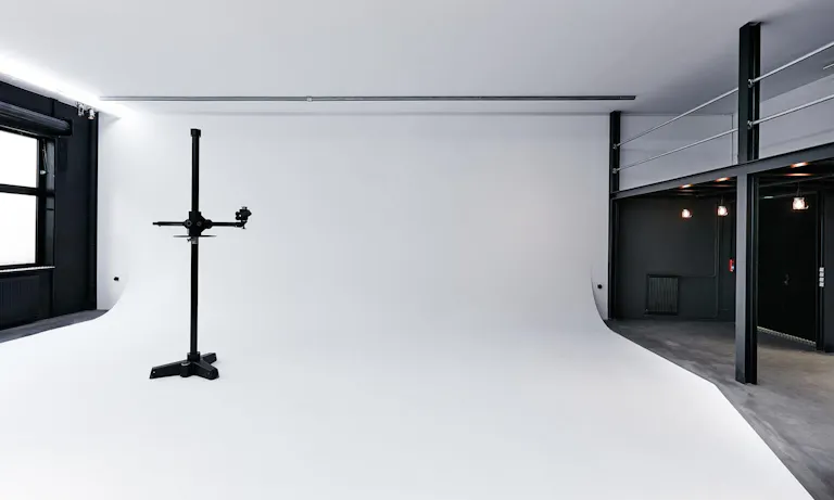 Incredible Showroom in Bastille - Image 3