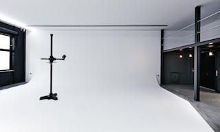 Incredible Showroom in Bastille - Image 3