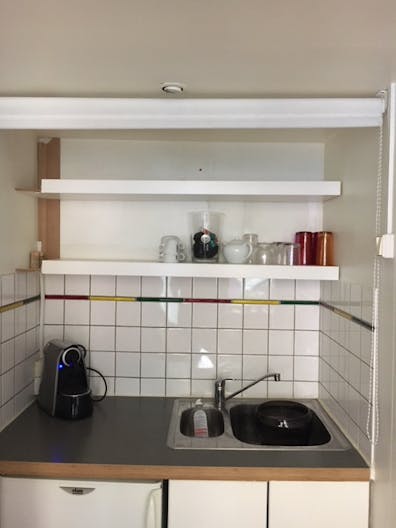 Modern Pop-Up Store in Voltaire - Image 4