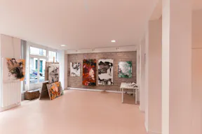 Large Showroom in Enfants-Rouges - Image 1