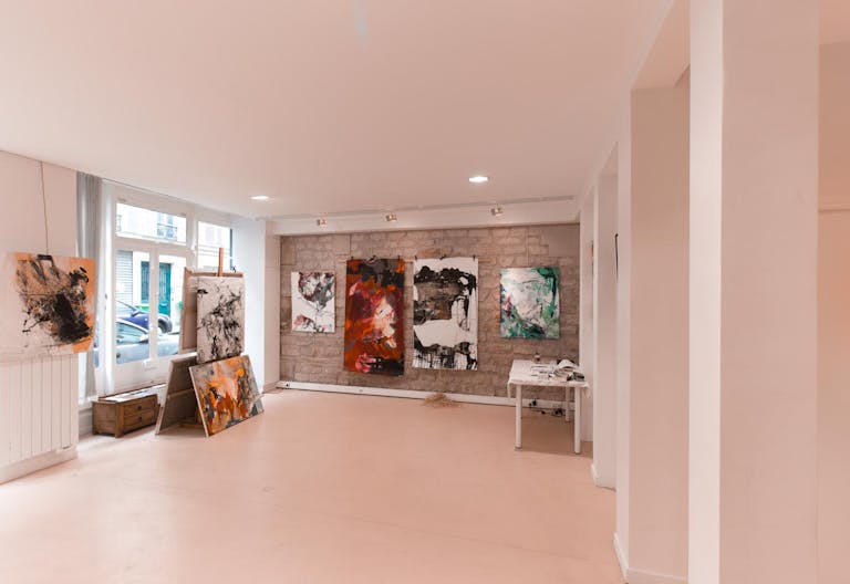 Large Showroom in Enfants-Rouges - Image 1