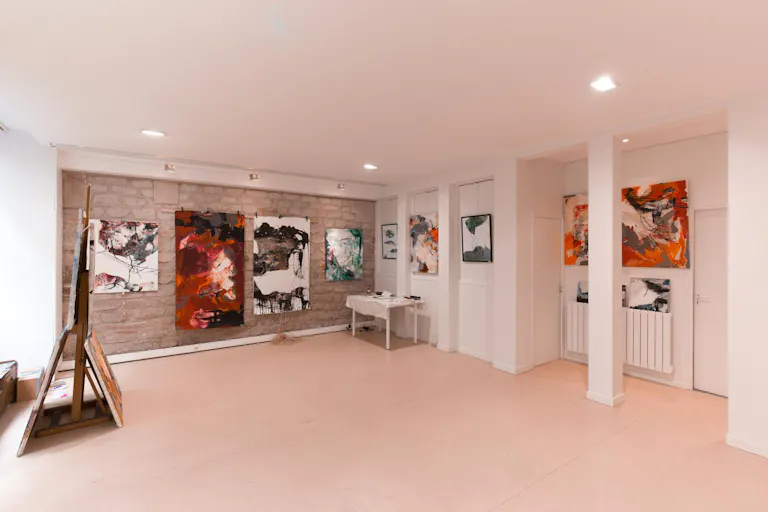 Large Showroom in Enfants-Rouges - Image 2